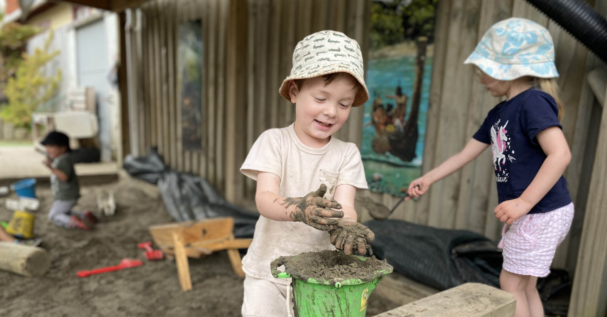 16995793192 kids with mud bucket Nov23.jpg