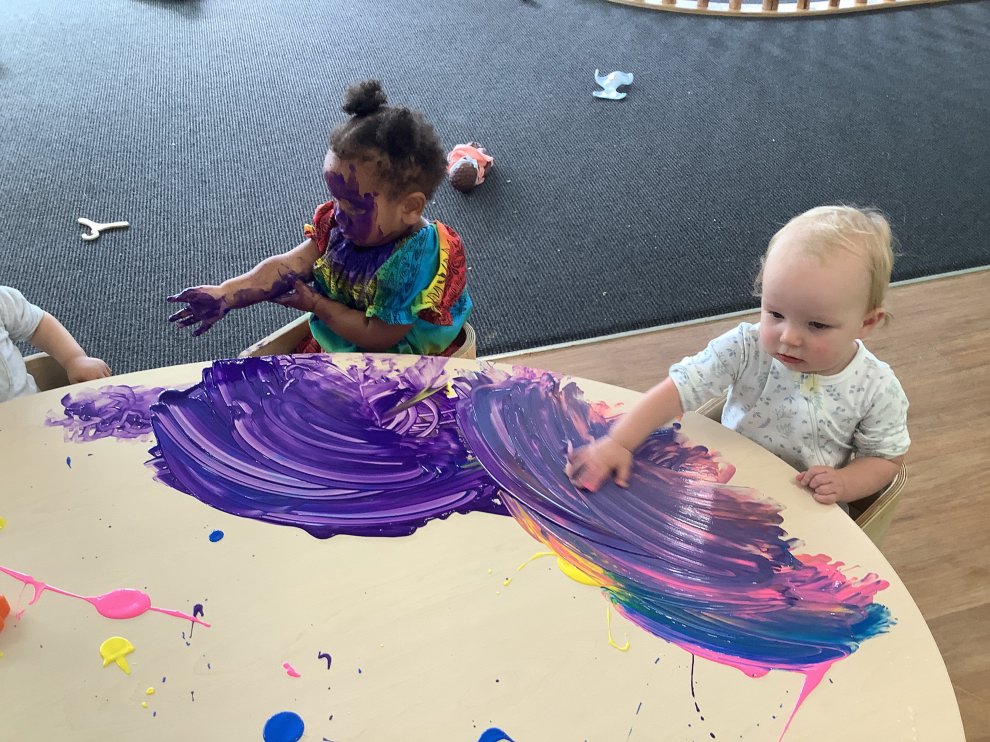 2 babies painting